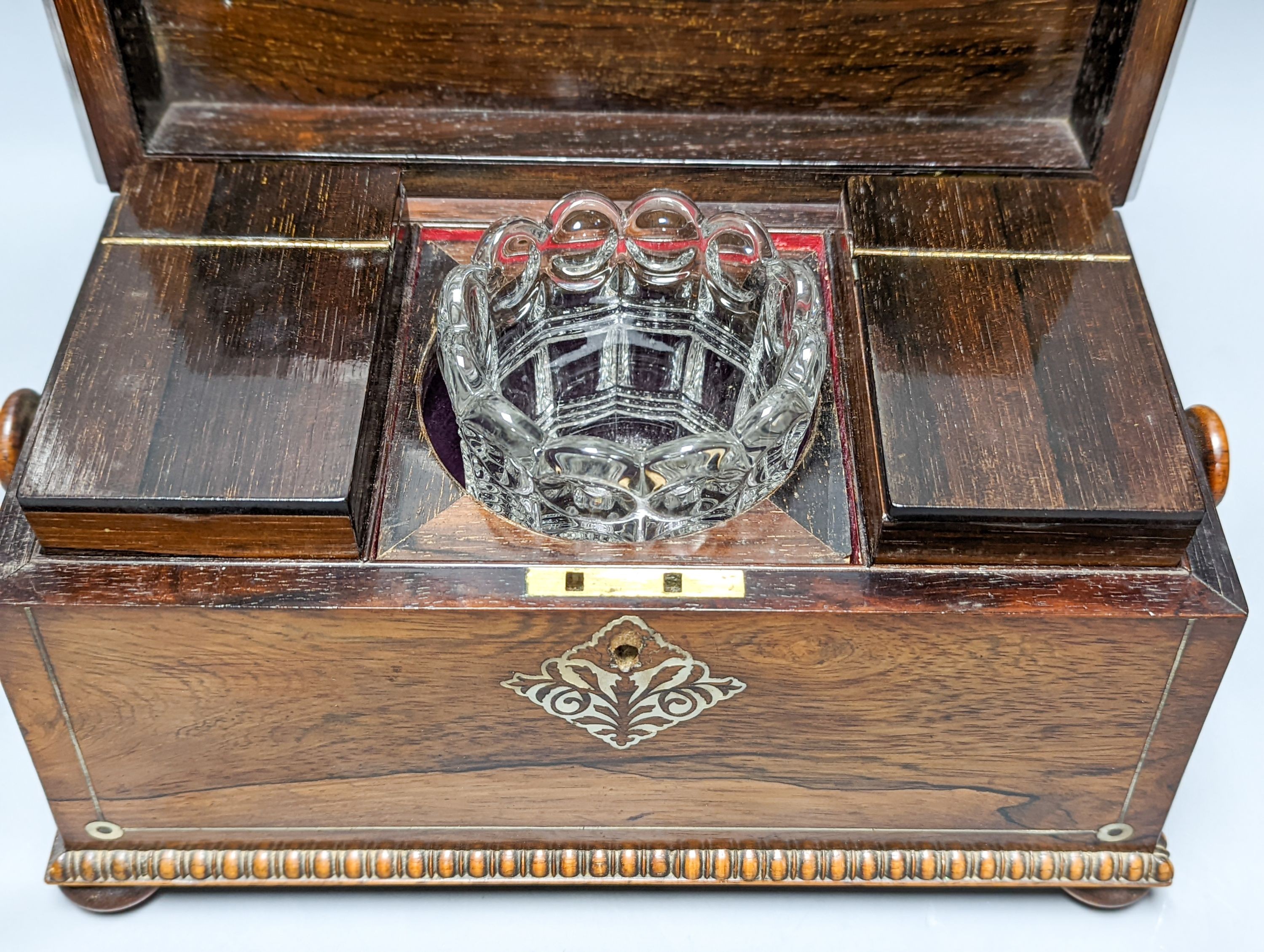 A William IV rosewood tea caddy with mother of Pearl inlay 33cm